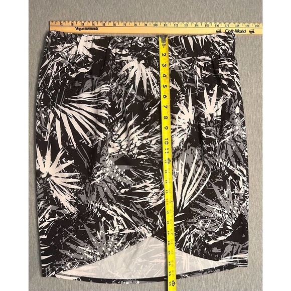 Fabletics Womens A Line Skirt Black White Floral Above Knee Sporty Pull On XL - Picture 6 of 8